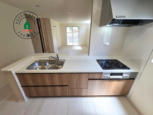 粕屋郡篠栗町田中4丁目第3-1棟（1号棟）の内観：施工例|ご家族を近くに感じられる対面キッチンのLDK。会話もはずみそうですね。