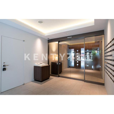 【ロビー】 | ＯＮＥ　ＲＯＯＦ　ＦＬＡＴ　ＴＯＧＯＳＨＩ | ゆとりのあるロビーです