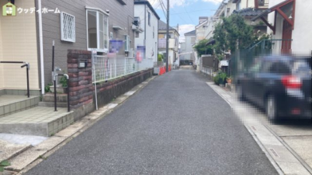 越谷市弥十郎　中古一戸建ての前面道路含む現地写真