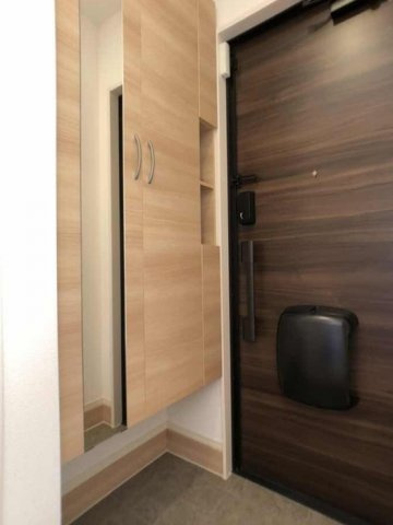 岸和田市額原町のハイツの玄関|収納もある玄関です