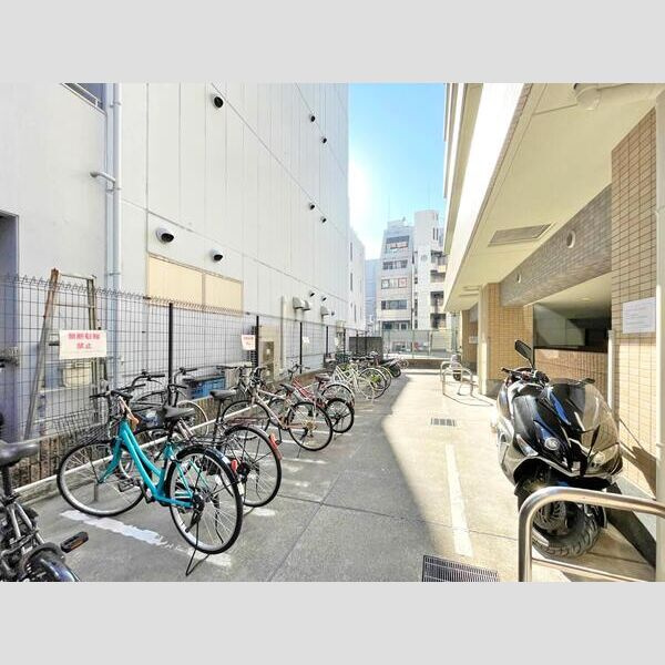 LUMINOUS新大阪の駐車場