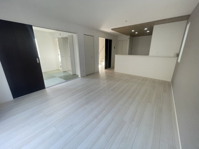 【居間・リビング】 | うるま市豊原2期（全3棟）2号棟 | 2号棟　LDK16.5帖♪リビング収納付き♪