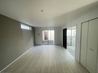 【居間・リビング】 | うるま市豊原2期（全3棟）2号棟 | 2号棟　LDK16.5帖♪リビング収納付き♪