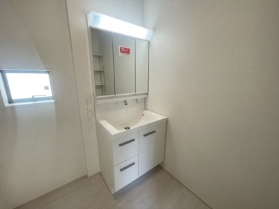 【独立洗面台】 | うるま市豊原2期（全3棟）2号棟 | 2号棟　三面鏡付き洗髪洗面化粧台♪可動棚収納付き♪