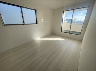 【洋室】 | うるま市豊原2期（全3棟）2号棟 | 2号棟　洋室7.5帖＋WIC＋カウンター付き書斎1.12帖付き♪