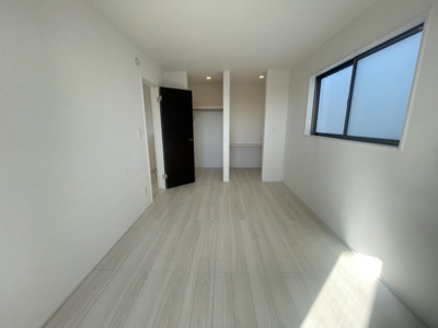 【洋室】 | うるま市豊原2期（全3棟）2号棟 | 2号棟　洋室7.5帖＋WIC＋カウンター付き書斎1.12帖付き♪