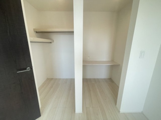 【収納】 | うるま市豊原2期（全3棟）2号棟 | 2号棟　洋室7.5帖＋WIC＋カウンター付き書斎1.12帖付き♪