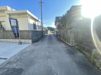 【前面道路含む現地写真】 | うるま市豊原2期（全3棟）2号棟 | ※西側公道4m♪