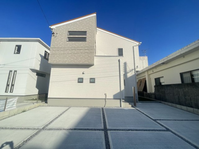 【外観】 | うるま市豊原2期（全3棟）2号棟 | 2号棟　並列駐車2台可♪