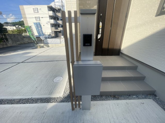 【設備】 | うるま市豊原2期（全3棟）2号棟 | 2号棟　オシャレなインターフォン♪