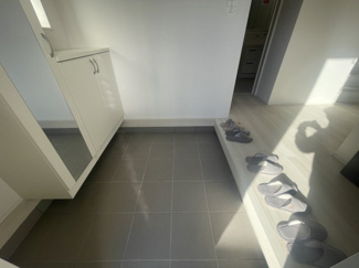 【玄関】 | うるま市豊原2期（全3棟）2号棟 | 2号棟　十分な収納付き玄関♪