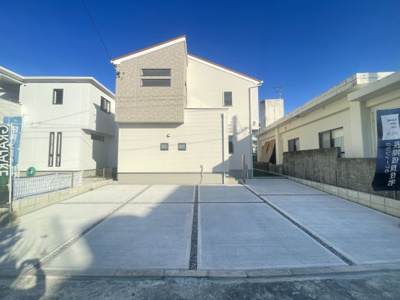 【外観】 | うるま市豊原2期（全3棟）2号棟 | 2号棟　並列駐車2台可♪