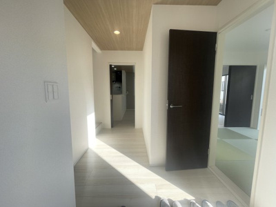 【内装】 | うるま市豊原2期（全3棟）2号棟 | 2号棟　オシャレな1階ホール♪