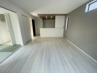 【居間・リビング】 | うるま市豊原2期（全3棟）2号棟 | 2号棟　LDK16.5帖♪リビング収納付き♪