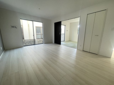 【居間・リビング】 | うるま市豊原2期（全3棟）2号棟 | 2号棟　LDK16.5帖♪リビング収納付き♪