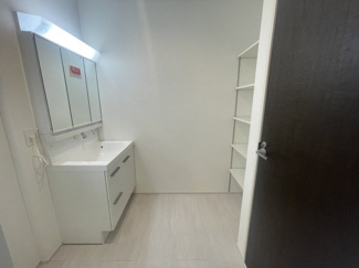 【独立洗面台】 | うるま市豊原2期（全3棟）2号棟 | 2号棟　三面鏡付き洗髪洗面化粧台♪可動棚収納付き♪