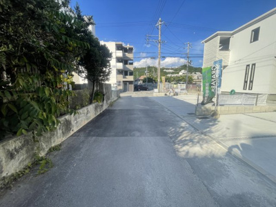 【前面道路含む現地写真】 | うるま市豊原2期（全3棟）2号棟 | ※西側公道4m♪