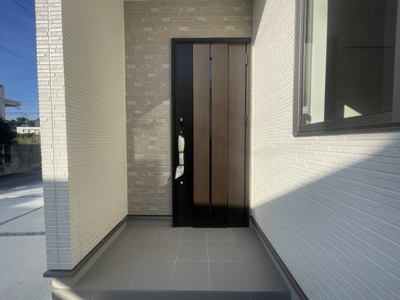 【玄関】 | うるま市豊原2期（全3棟）2号棟 | 2号棟　スマートキー付き♪