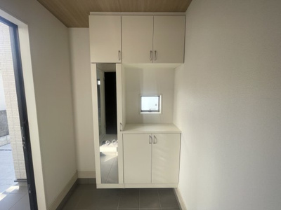 【玄関】 | うるま市豊原2期（全3棟）2号棟 | 2号棟　十分な収納付き玄関♪