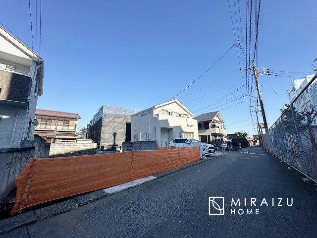 【外観】 | 運転が不安な方も安心な前面道路、きちんと幅員のある道路は女性にも安心です。整備されている道路は気持ちも良いですね♪
