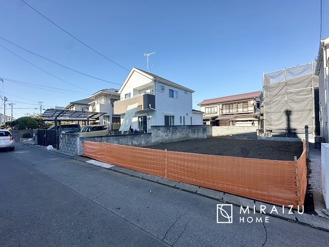 【前面道路含む現地写真】 | お車の運転に自信のない方でも安心かなと思います。とても解放感があり、日当たりも気持ちよさそうです。

