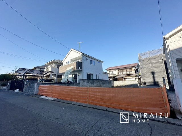 【前面道路含む現地写真】 | 通勤や家族の送迎など、毎日の生活にマイカーが欠かせない方にとって駐車場は大事な条件。敷地内にカースペースがあれば、お出かけやお買い物の際の搬入出も楽々です。
