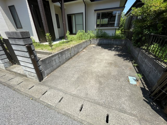 東金市大沼田中古戸建の駐車場