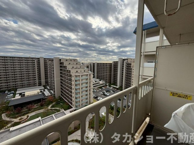 【バルコニー】 | 東建検見川マンション　B棟 | 外からの目が気にならないバルコニーで洗濯物が干せます