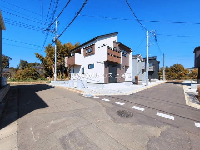 上尾市瓦葺2期　新築戸建　ブルーミング06の前面道路含む現地写真