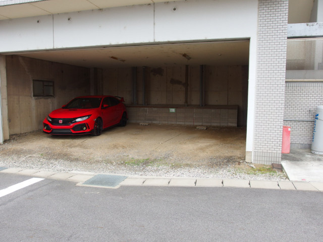 アイリスビルの駐車場