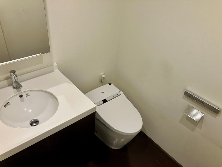 下目黒戸建のトイレ|清潔感のあるトイレです