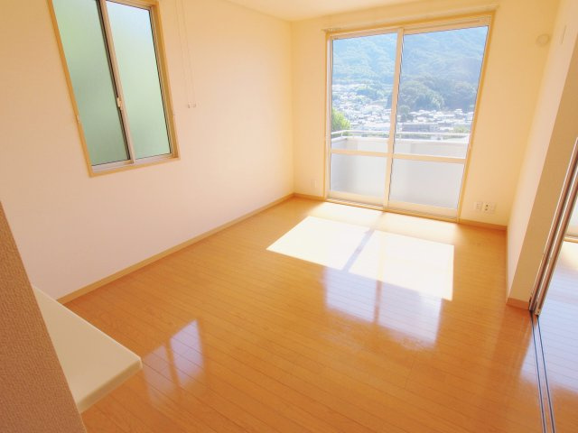 ビューヒルズ若野Bの居間・リビング