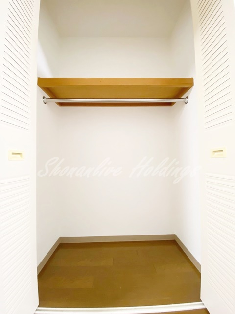 YSビルの収納|ポール、収納棚付きで使い勝手の良いクローゼット♪