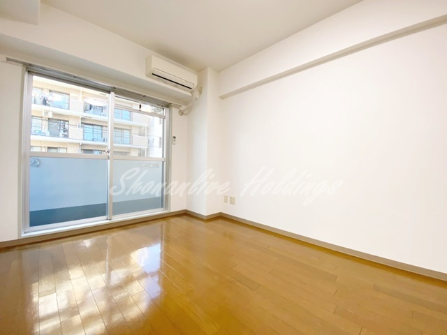 YSビルの居間・リビング|大きな窓、バルコニー付き♪