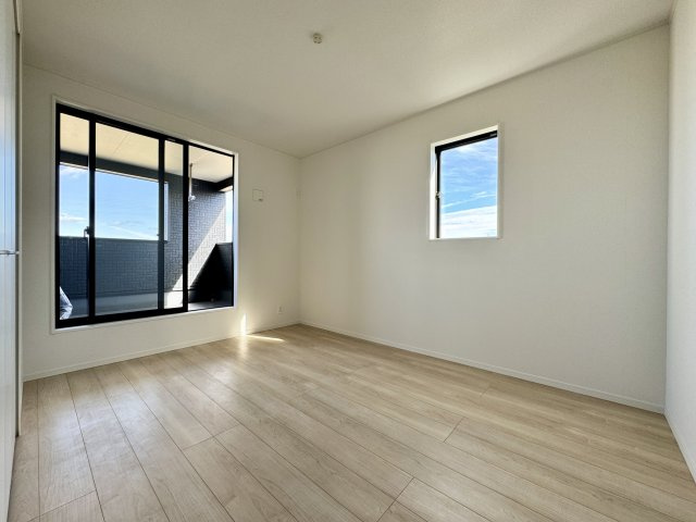 中央区中田島町　第一の洋室|２階6.5帖洋室。南側で採光バッチリです。