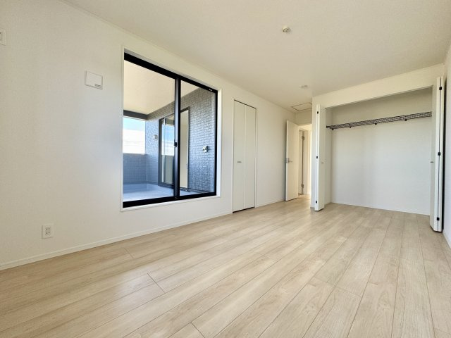 中央区中田島町　第一の洋室|２階8帖洋室。主寝室としてお使いいただけます。