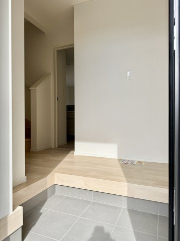 中央区中田島町　第一の玄関|南側に面した明るい玄関です。