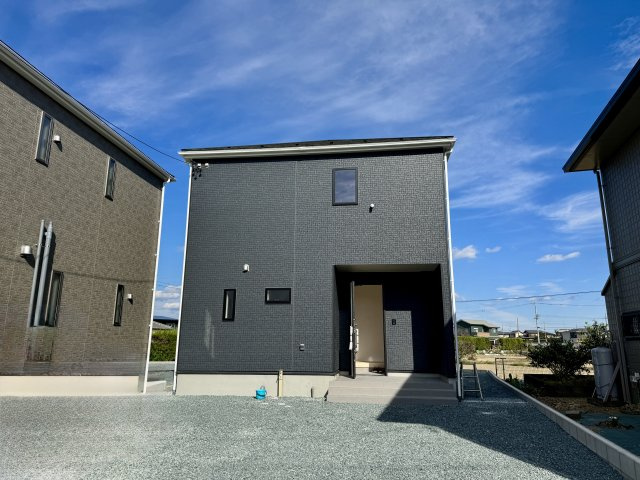 中央区中田島町　第一の外観|青い空にグレーが映える4LDKのお家の登場です♪