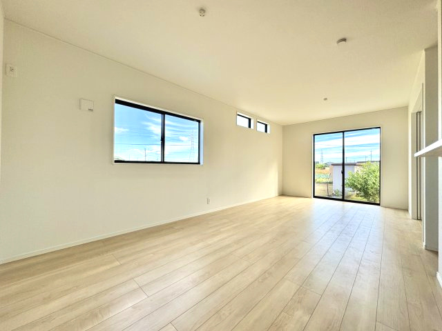 中央区中田島町　第一の居間・リビング|17.2帖のLDKは落ち着いた雰囲気。家族みんなでのびのびと過ごすのにピッタリです！