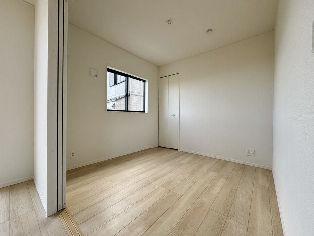 中央区中田島町　第一の洋室|リビングから繋がる洋室。お子さんのプレイスペースや急なお客様のお泊り部屋としてもお使いいただけます。
