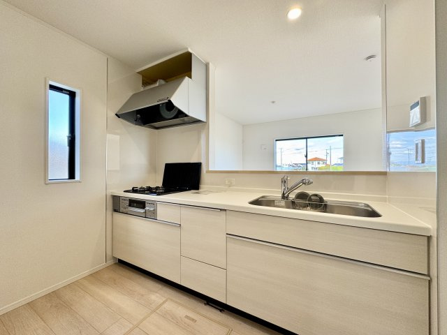 中央区中田島町　第一のキッチン|キッチンからはリビング全体が良く見渡せる間取りになっています！