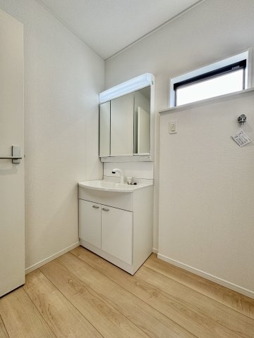 中央区中田島町　第一の洗面所|3面鏡の洗面台は、メイク道具等の細々した物もスッキリと収納していただけます。