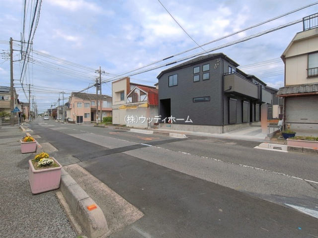 越谷市弥栄町14期　新築一戸建て　1号棟の前面道路含む現地写真