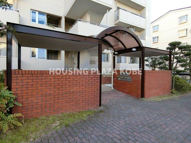 研究学園５団地５２６号棟のエントランス