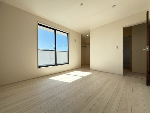 リーブルガーデン　羽島市正木町新井第２　全３区画分譲の独立洗面台|洗面化粧台 幅 750mm、軽く割れにくい洗面ボールと場所をとらないコンパクト設計の本体キャビネットです。
ミラー扉の内側は全て収納スペースです。リフトアップシャワーを採用し両手が自由に使えます