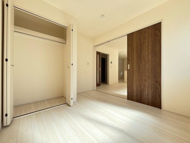 リーブルガーデン　羽島市正木町新井第２　全３区画分譲の寝室|すべての居室にはたっぷり収納できる大型のクローゼット、各室に２４時間換気システムを設置しています。
排気ファンから低風量で24時間強制排気し、家の中の空気をいつも新鮮に保ちます。
