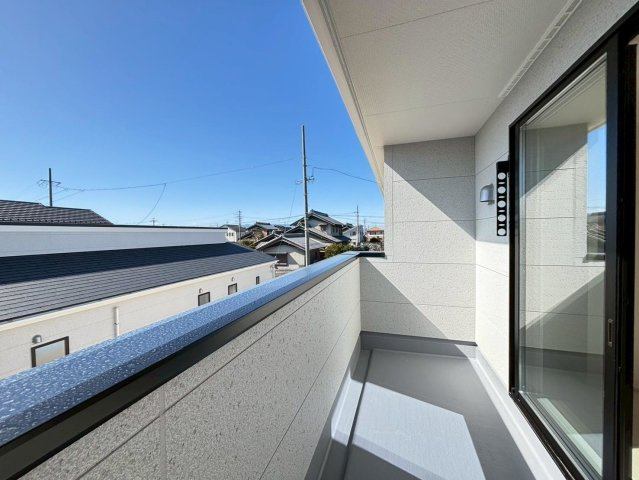 リーブルガーデン　羽島市正木町新井第２　全３区画分譲の玄関|大容量のシューズ収納付きで玄関周りもすっきり！玄関ドアからの光が玄関ホールを明るくしてくれます。