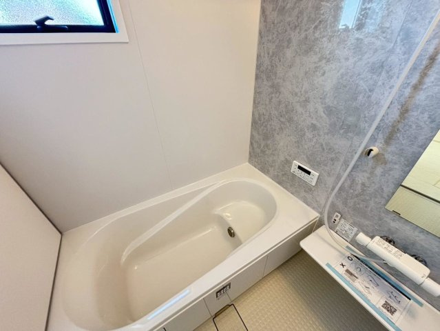 リーブルガーデン　羽島市正木町新井第２　全３区画分譲の居間・リビング|明るい日差しをふんだんに取り込んだリビングダイニングは家族の笑顔につつまれた素敵な空間になります。
一建設の家は精度が高く丈夫な工法を採用し、「住宅トップランナー基準」に対応しています。