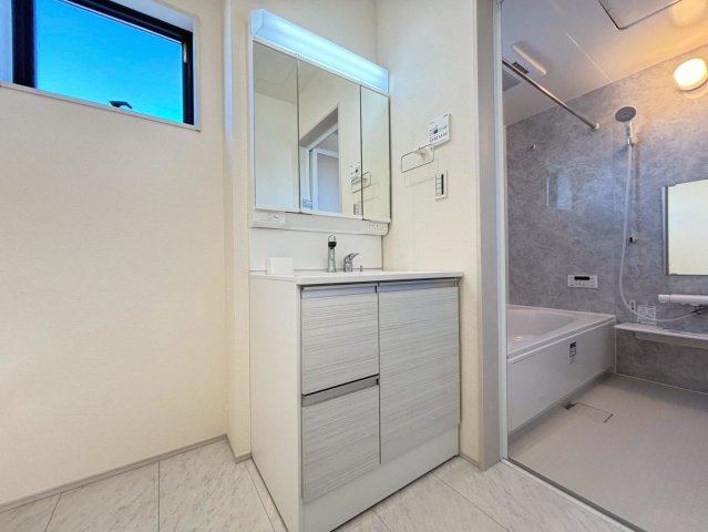 リーブルガーデン　羽島市正木町新井第２　全３区画分譲のキッチン|機能的で手入れがしやすいシステムキッチンでお掃除も楽々。蛇口は浄水器内蔵型で節湯CI対応水栓です。　
人造大理石カウンターやキッチンパネルなど明るくきれいにお使いいただけます。