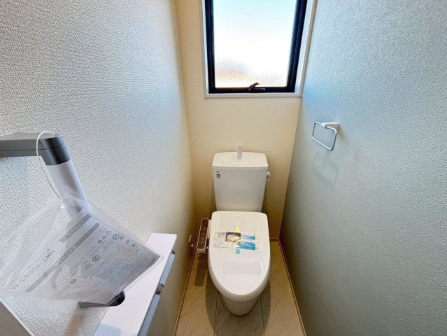 リーブルガーデン　羽島市正木町新井第２　全３区画分譲の浴室|明るく清潔感がある浴室。浴槽は環境にやさしい節水タイプ。浴槽内ステップで半身浴、親子入浴も安心です。
洗い場の床は乾きやすく滑りにくい快適仕様、水はけが良くカビの発生を軽減できます。
